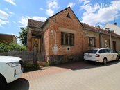 PRODEJ POLOŘADOVÉHO RD K REKONSTRUKCI NEBO DEMOLICI, NA ULICI SOUSEDNÍ, BRNO-JEHNICE, cena cena v RK, nabízí 